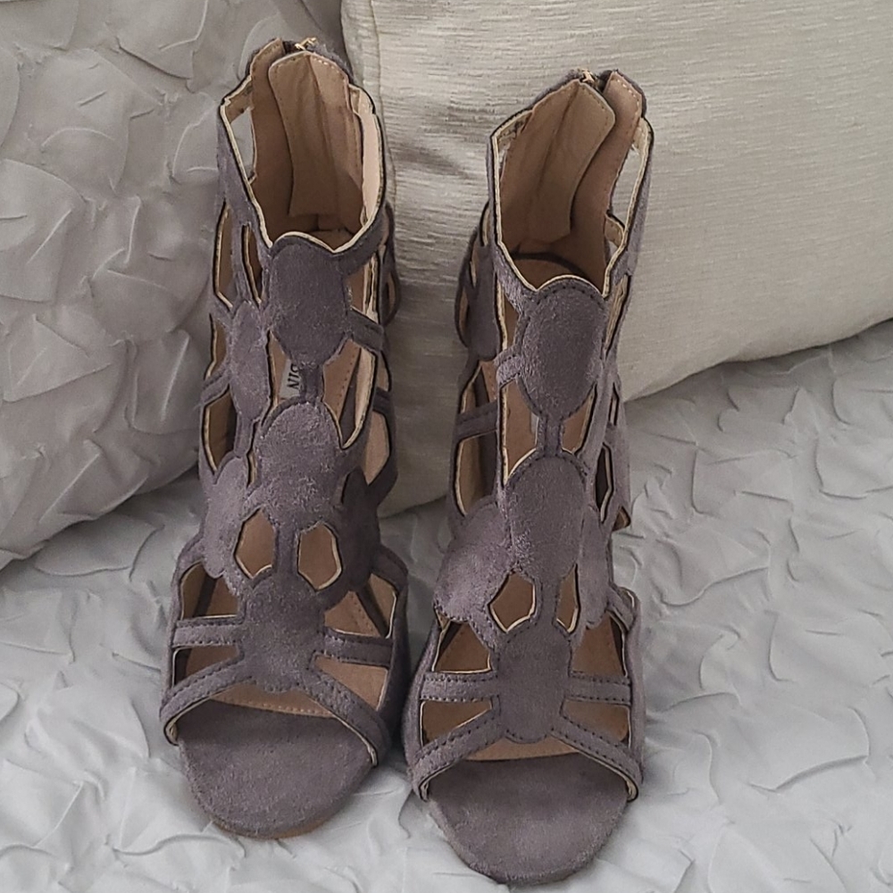 Brand new size 8 Gray Suede Booties 4.5 inches 👠